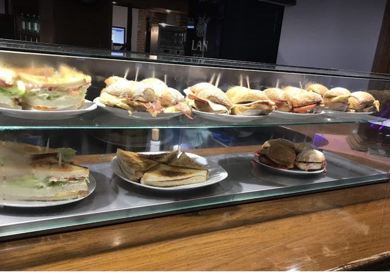 Vitrina de pinchos y sándwiches en La Trébede